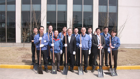 三月迎春到 海紅別樣紅